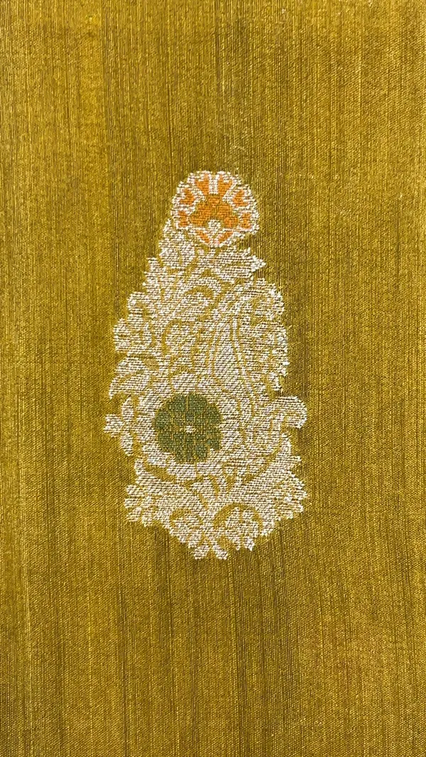 Humairah_Pure_Handwoven_Olive_Green_Pure_Muga_Silk_Floral_Zari_Mina_Booti_Minakari_Jaal_Anchal_with_Minakari_Zari_Border_Banarasi_Saree_with_Olive_Green_Blouse_piece
