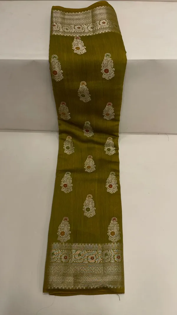 Humairah_Pure_Handwoven_Olive_Green_Pure_Muga_Silk_Floral_Zari_Mina_Booti_Minakari_Jaal_Anchal_with_Minakari_Zari_Border_Banarasi_Saree_with_Olive_Green_Blouse_piece