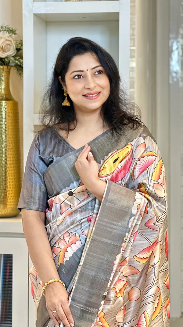 Darika_Grey_–_Aesthetic_Edit_for_You_|_Soft_Tussar_Silk_Saree_with_Print,_Pallu_&_Zari_Border_&_Contrast_Print_Blouse_with_Tassels