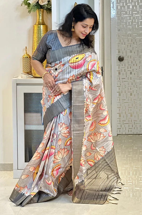 Darika_Grey_–_Aesthetic_Edit_for_You_|_Soft_Tussar_Silk_Saree_with_Print,_Pallu_&_Zari_Border_&_Contrast_Print_Blouse_with_Tassels
