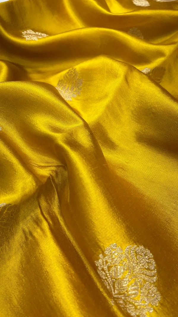 Humairah_Pure_Handloom_Gold_Dupion_Silk_Golden_Zari_Booti_with_Skirt_Paithani_Zari_Border_and_Gold_Blouse