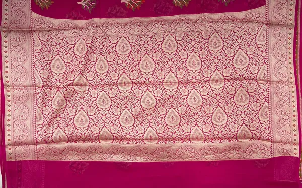 Humairah_Presents_Pure_Handloom_Magenta_Chiffon_Resham_Floral_Mina_Zari_Booti_with_Banarasi_Zari_Border_and_Magenta_Blouse