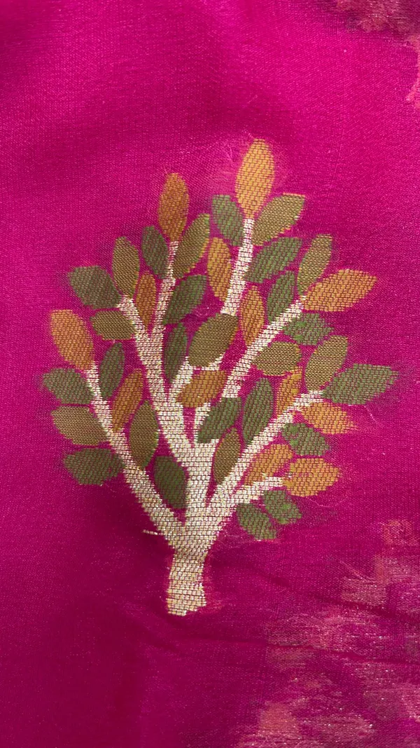 Humairah_Presents_Pure_Handloom_Magenta_Chiffon_Resham_Floral_Mina_Zari_Booti_with_Banarasi_Zari_Border_and_Magenta_Blouse