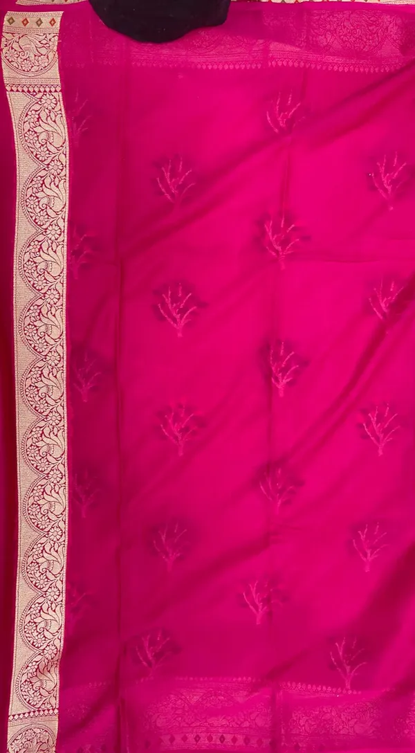 Humairah_Presents_Pure_Handloom_Magenta_Chiffon_Resham_Floral_Mina_Zari_Booti_with_Banarasi_Zari_Border_and_Magenta_Blouse