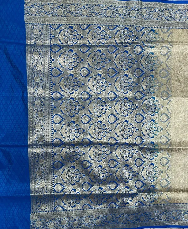 Humairah_Presents_Off-white_Katan_Silk_Floral_Light_Gold_Zari_Booti_with_Contrast_SkyBlue_Floral_Pallu_Banarasi_saree_and_Sky_Blue_Blouse