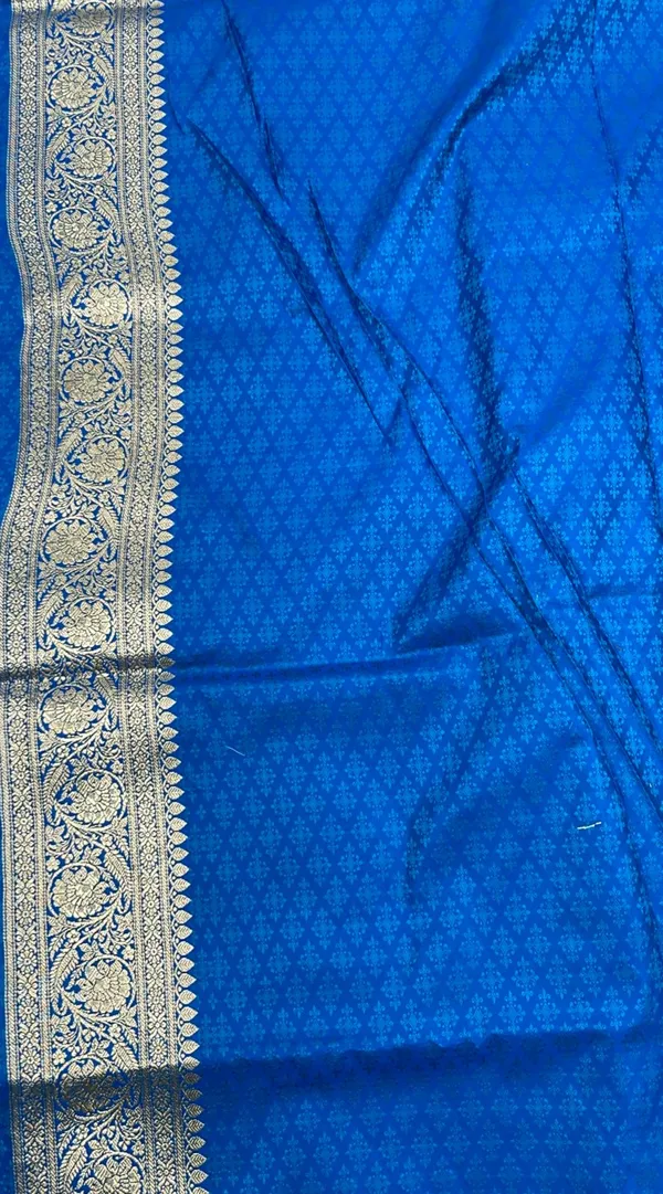 Humairah_Presents_Off-white_Katan_Silk_Floral_Light_Gold_Zari_Booti_with_Contrast_SkyBlue_Floral_Pallu_Banarasi_saree_and_Sky_Blue_Blouse
