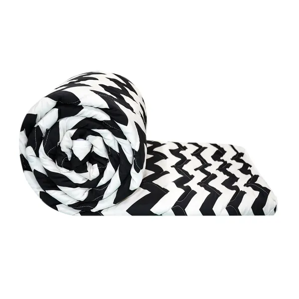 Abstract_Single_Comforter_for_Mild_Winter_(Polyester,_Black,_White)