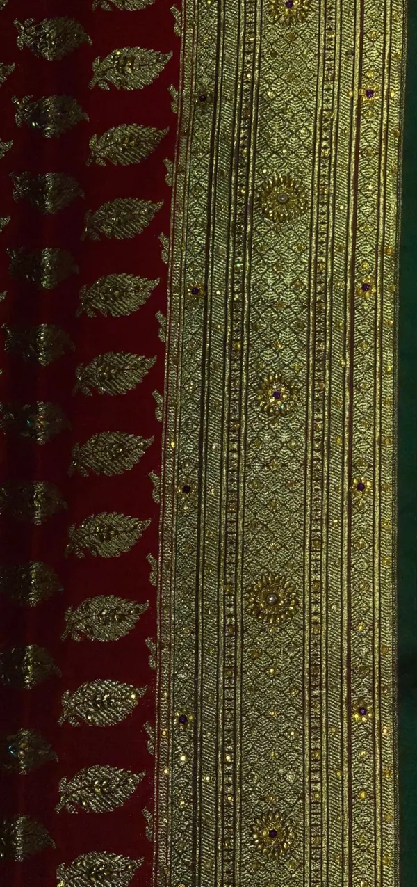 Humairah_Presents_Red_Stone_Work_Golden_Zari_Floral_Booti_with_Contrast_Green_Boota_Pallu_Zari_Border_with_Green_Blouse_Banarasi_Saree_JA26_HW