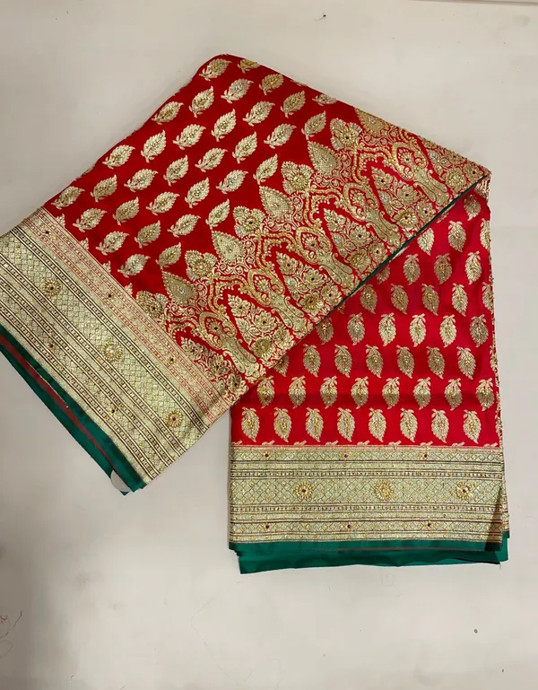 Humairah_Presents_Red_Stone_Work_Golden_Zari_Floral_Booti_with_Contrast_Green_Boota_Pallu_Zari_Border_with_Green_Blouse_Banarasi_Saree_JA26_HW