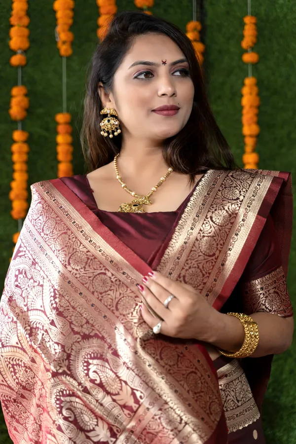 Maroon_Pure_Paithani_Silk_Saree_With_Rich_Pallu_And_Unstiched_Blouse_Piece.