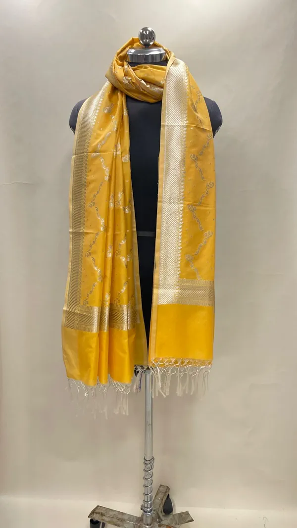 Humairah_Present_Gold_Nakli_Semi_Katan_Silk_Silver_Zari_Zig_Zag_Stripe_Zari_Border_Banarasi_Dupatta