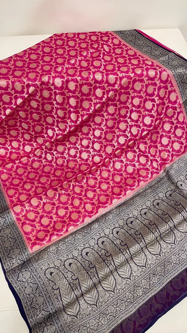 Humairah_Presents_Pure_Handloom_Pink_Chiffon_Floral_Zari_Jaal_with_Contrast_Navy_Blue_Paisley_Pallu_and_Navy_Blue_Blouse