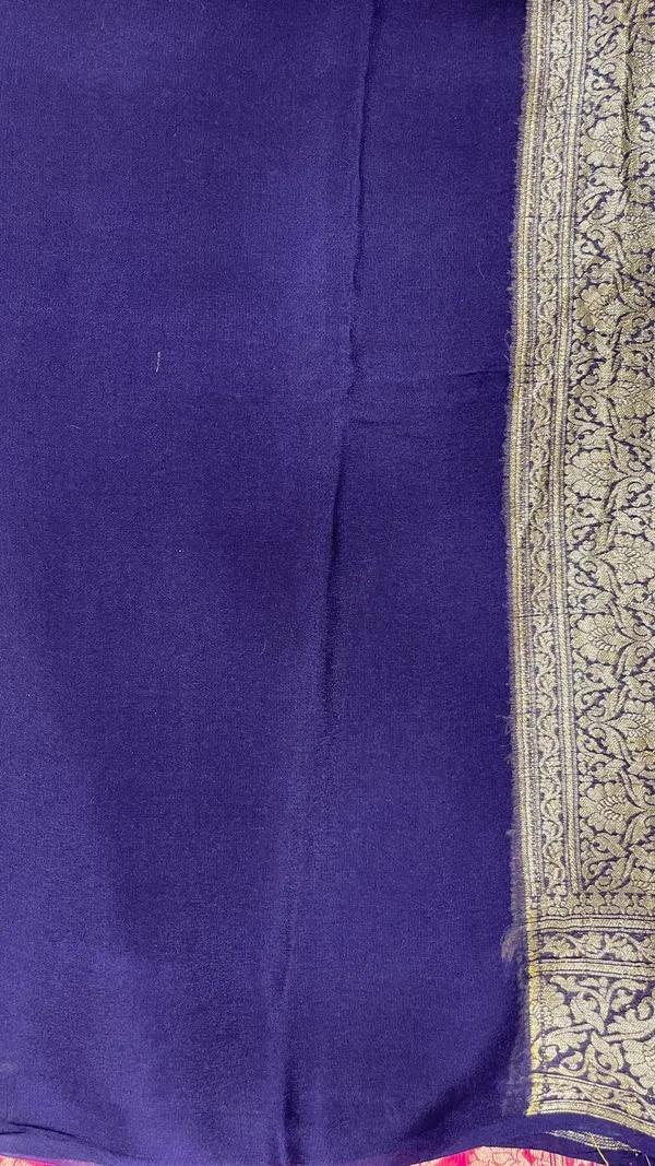 Humairah_Presents_Pure_Handloom_Pink_Chiffon_Floral_Zari_Jaal_with_Contrast_Navy_Blue_Paisley_Pallu_and_Navy_Blue_Blouse
