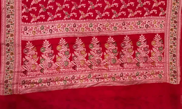 Humairah_Presents_Pure_Handloom_Red_Chiffon_Alfi_Mina_Zari_Jaal_Minakari_Zari_Border_and_Floral_Big_Boota_Mina_Pallu_Saree_with_Red_Blouse