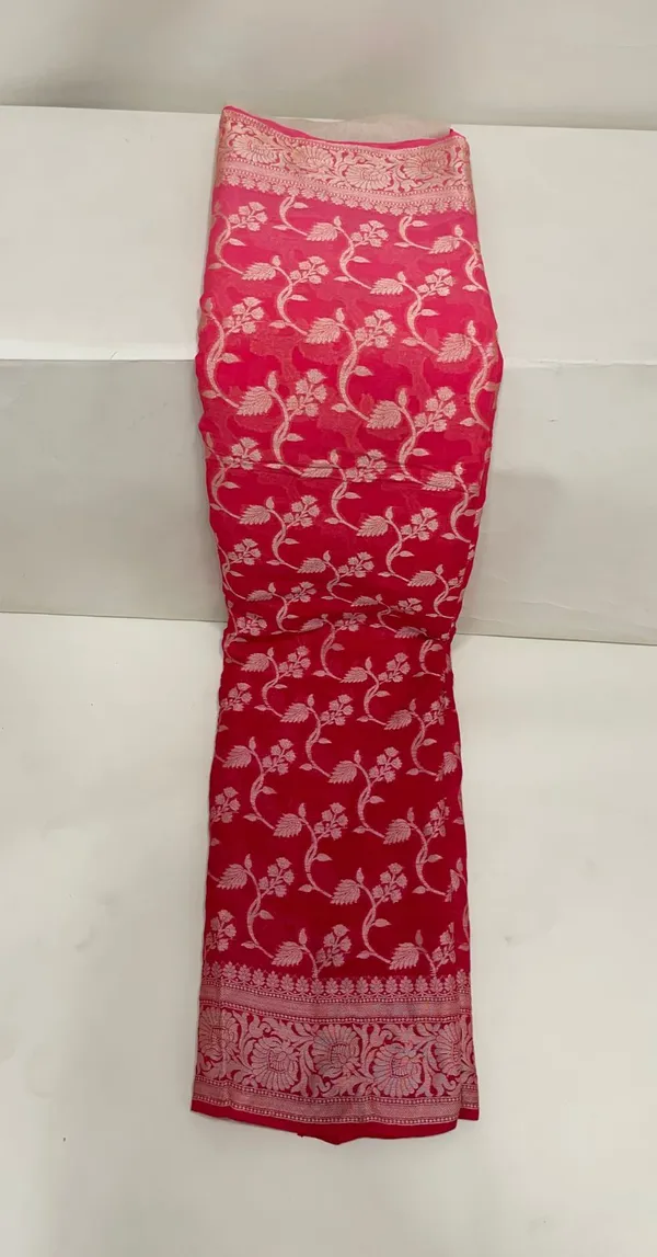 Humairah_Presents_Pure_Handloom_Pink_Dual_Shade_Chiffon_Tilfi_Zari_Jaal_with_Floral_Boota_Anchal_Zari_Border_with_Red_Blouse