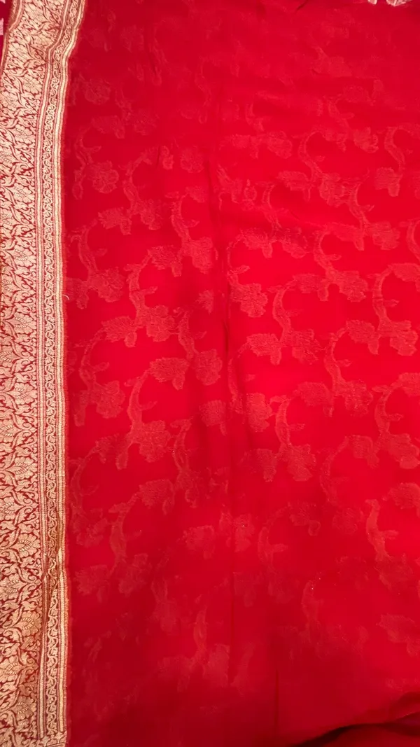 Humairah_Presents_Pure_Handloom_Pink_Dual_Shade_Chiffon_Tilfi_Zari_Jaal_with_Floral_Boota_Anchal_Zari_Border_with_Red_Blouse