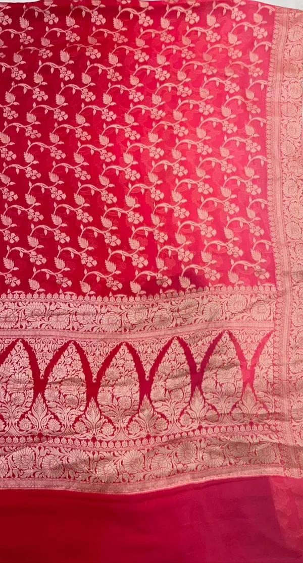 Humairah_Presents_Pure_Handloom_Pink_Dual_Shade_Chiffon_Tilfi_Zari_Jaal_with_Floral_Boota_Anchal_Zari_Border_with_Red_Blouse