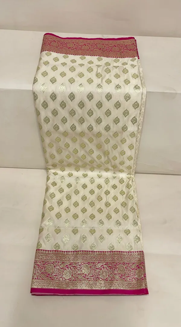 Humairah_Presents_Off-White_Katan_Silk_Floral_Light_Gold_Zari_Booti_with_Contrast_Magenta_Floral_Pallu_Banarasi_saree_and_Magenta_Blouse