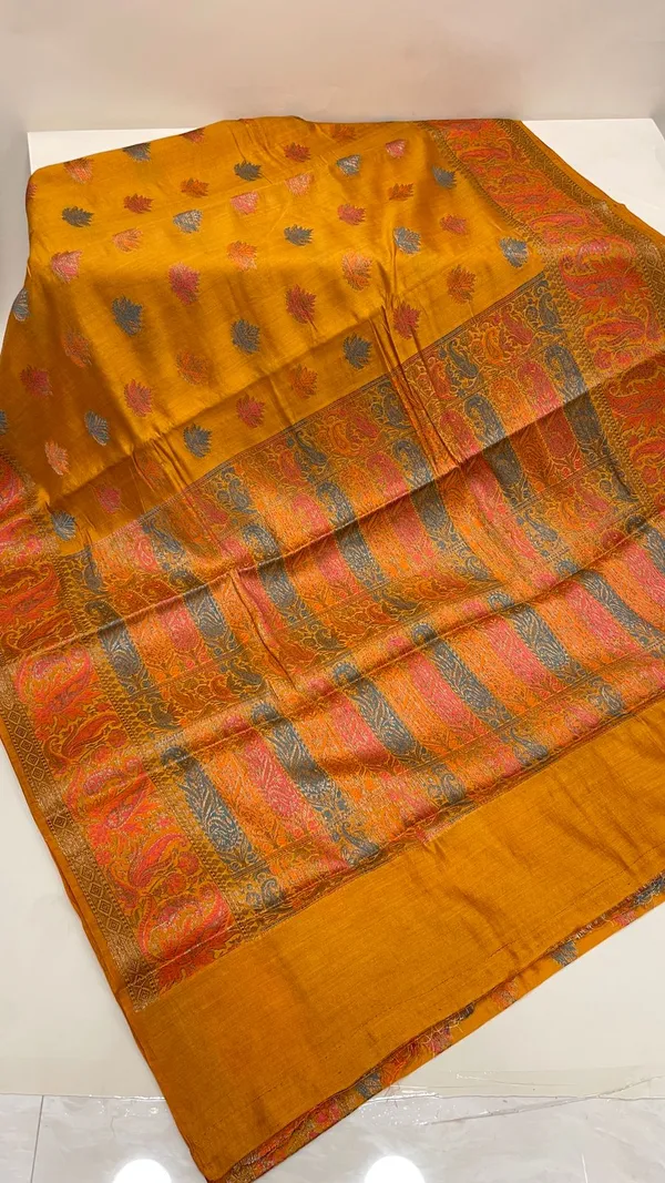Humairah_Pure_Handloom_Gold_Chiniya_Silk_Floral_Minakari_Zari_Booti_with_Paisley_Mina_Zari_Border_and_Rangkaat_Paisley_Pallu_with_Gold_Blouse
