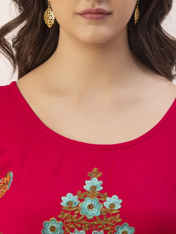 Magenta_Rayon_Slub_Women_Kurta,_Allover_Floral_Emroidery_&_Mirror_Work