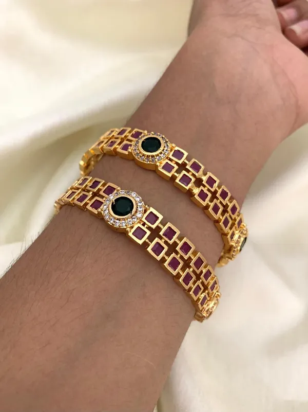 Ethnic_Ad_Gold_finish_Bangle