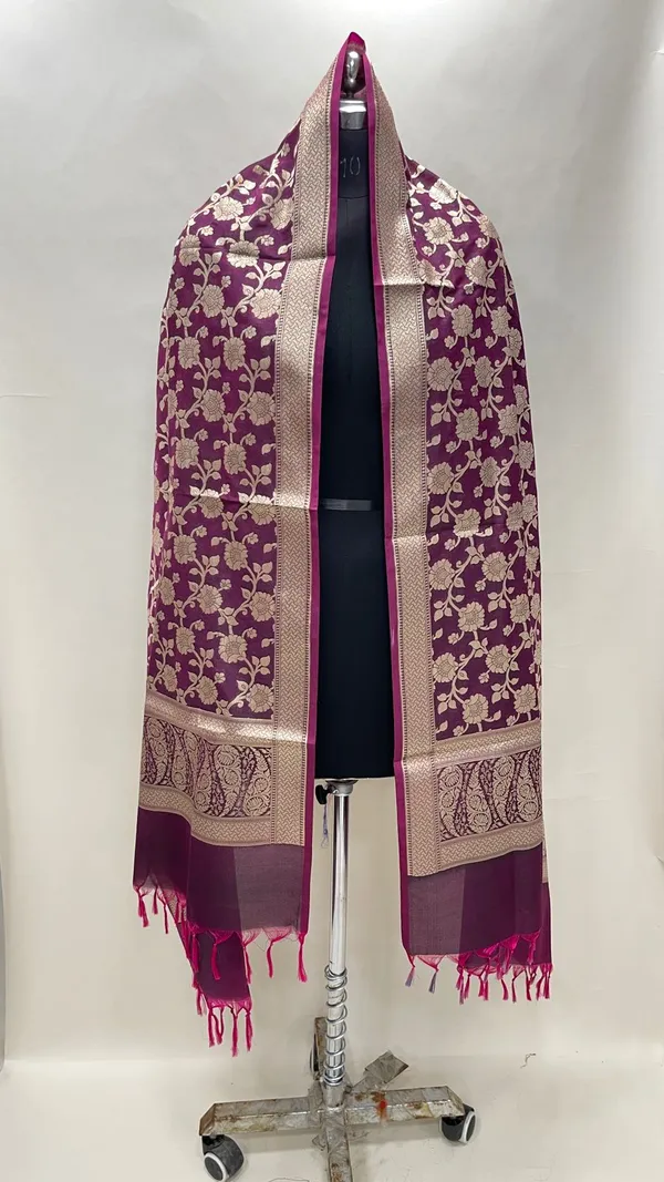 Humairah_Presents_Semi_Katan_Silk_Magenta_Alfi_Zari_Jaal_Paisley_Anchal_Banarasi_Dupatta