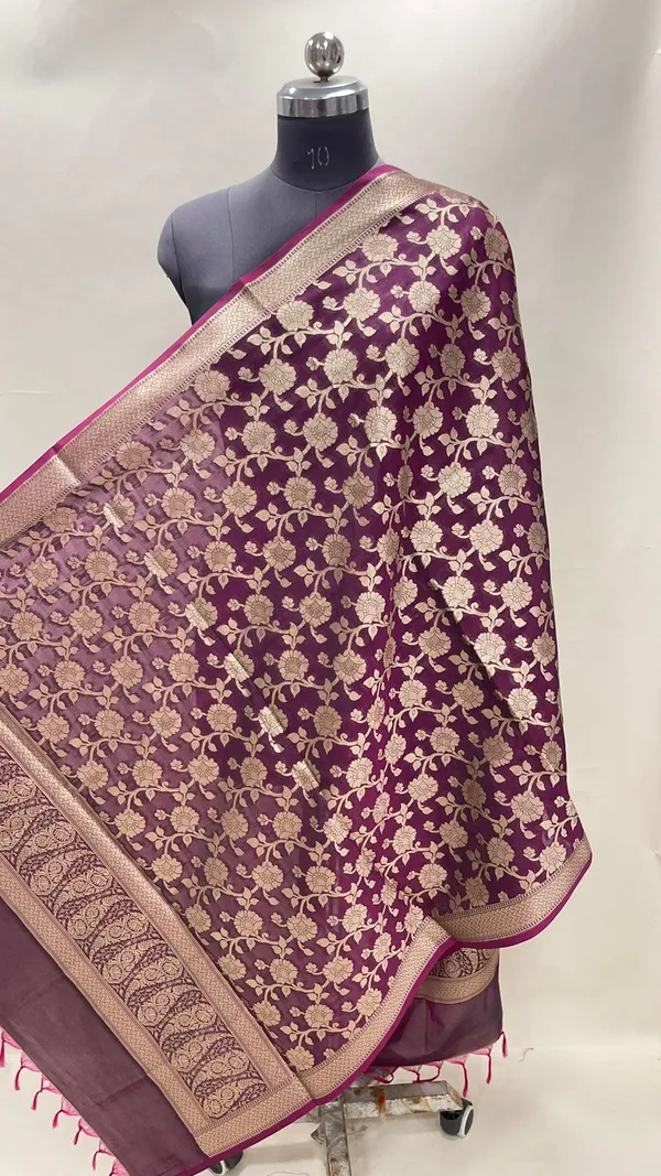 Humairah_Presents_Semi_Katan_Silk_Magenta_Alfi_Zari_Jaal_Paisley_Anchal_Banarasi_Dupatta