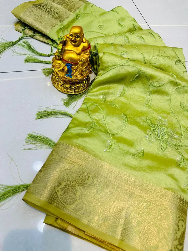 https://d1311wbk6unapo.cloudfront.net/NushopCatalogue/tr:f-webp,w-600,fo-auto/oHt7AGdW_51CTBVMYPI_2023-05-03_1.jpeg__Royal Rajgharana Sarees