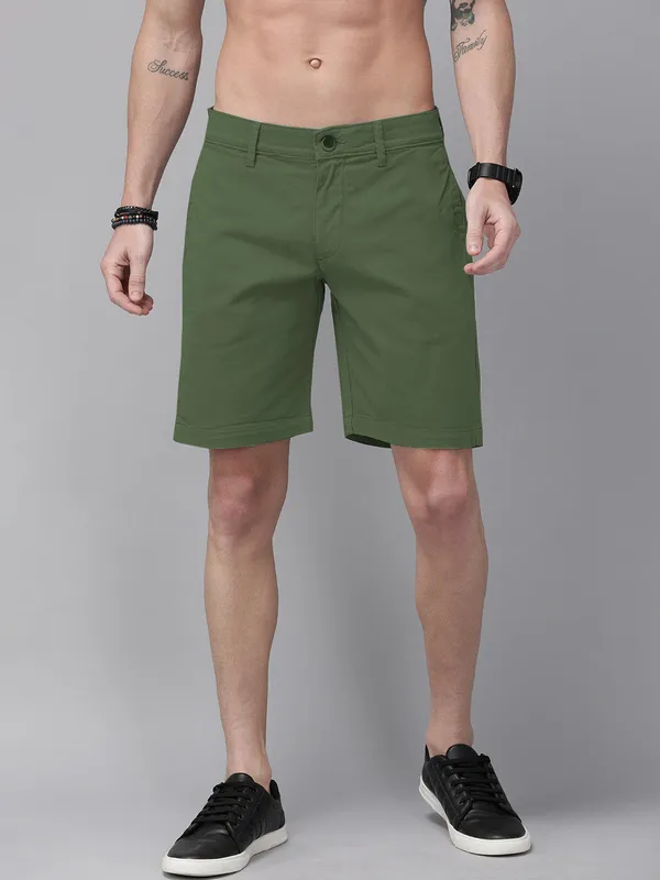 Olive_Green_Cotton_Blend_Premium_Solid_Chino_Shorts_For_Men