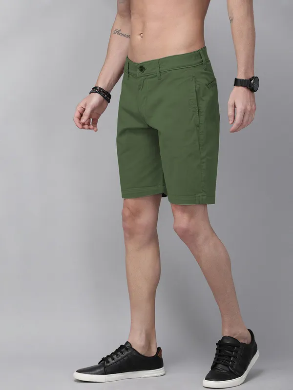 Olive_Green_Cotton_Blend_Premium_Solid_Chino_Shorts_For_Men