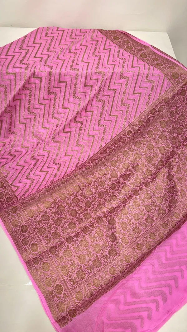 Humairah_Presents_Pure_Handloom_Pink_Chiffon_Copper_Zari_Zig-Zag_with_Floral_Copper_Zari_Jaal_Anchal_and_Zari_Border_with_Pink_Blouse