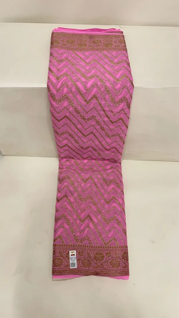 Humairah_Presents_Pure_Handloom_Pink_Chiffon_Copper_Zari_Zig-Zag_with_Floral_Copper_Zari_Jaal_Anchal_and_Zari_Border_with_Pink_Blouse