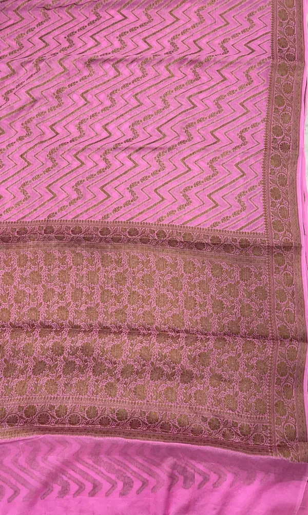 Humairah_Presents_Pure_Handloom_Pink_Chiffon_Copper_Zari_Zig-Zag_with_Floral_Copper_Zari_Jaal_Anchal_and_Zari_Border_with_Pink_Blouse