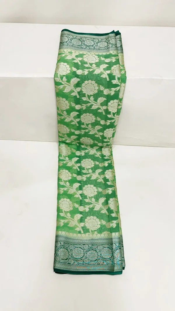 Humairah_Presents_Pure_Handloom_Pista_Green_Chiffon_Floral_Zari_Jaal_Contrast_Dark_Green_Zari_Border_and_Big_Boota_Pallu_with_Dark_Green_Blouse