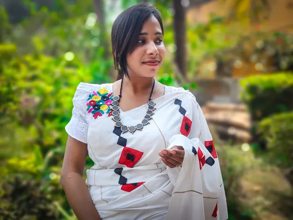 White_Cotton_Handloom_Khesh_Applique_Work_Saree_With_Blouse_Piece