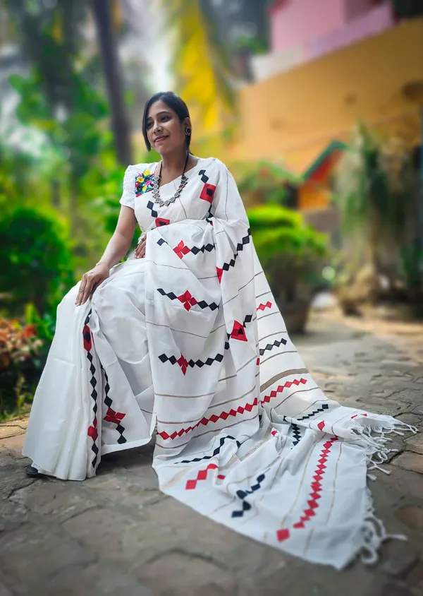 White_Cotton_Handloom_Khesh_Applique_Work_Saree_With_Blouse_Piece