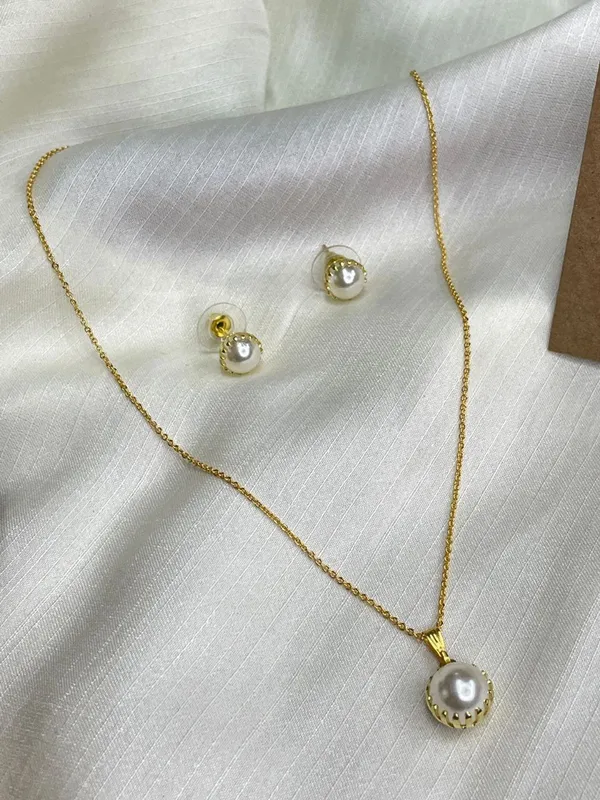 Pearl_Pendant_Chain_With_Earring