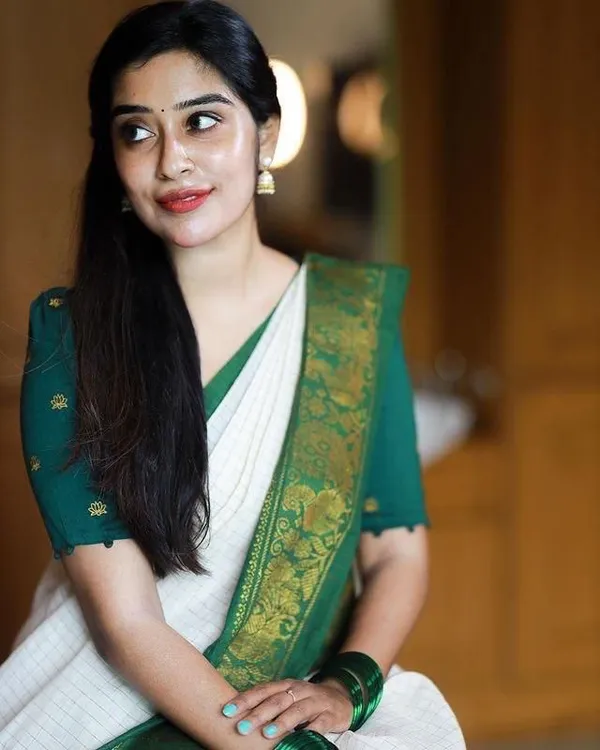 Green_Soft_Lichi_Silk_Saree_With_Unstitched_Blouse_For_Women