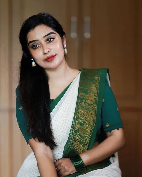 Green_Soft_Lichi_Silk_Saree_With_Unstitched_Blouse_For_Women