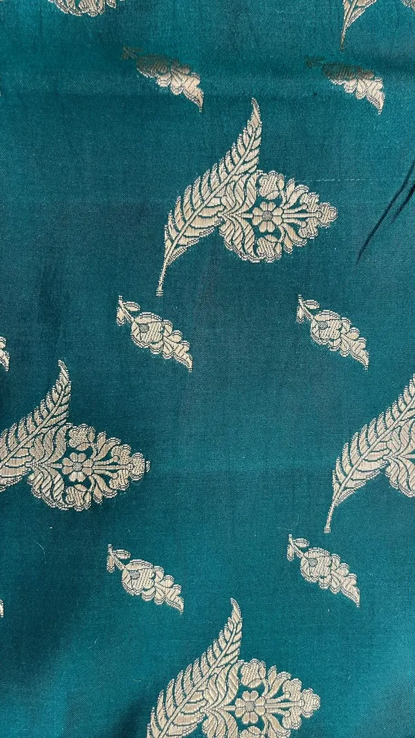 Humairah_Pure_Silk_Handwoven_Dark_Green_Chiniya_Silk_Gold_Floral_Zari_Booti_with_Minakari_Border_&_Dark_Green_Blouse