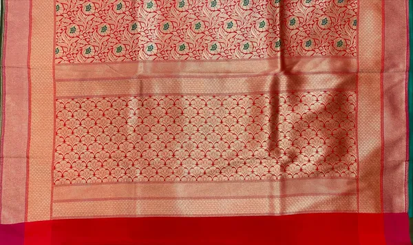 Humairah_Presents_Red_Katan_Silk_Floral_Zari_Mina_Jaal_with_Banarasi_Zari_2D_Border_and_Pallu_with_Red_Blouse