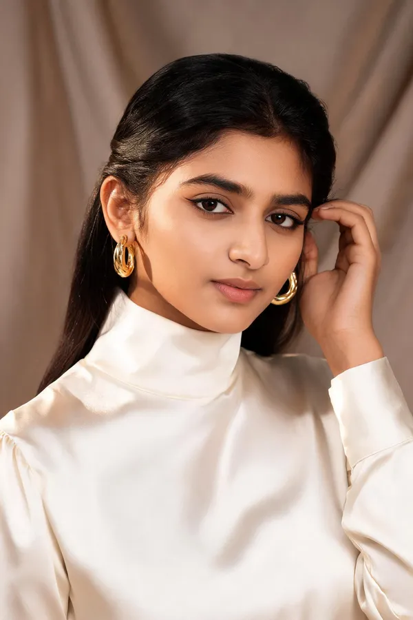 Ilanja_Gold-Tone_Chunky_Hoop_Earrings