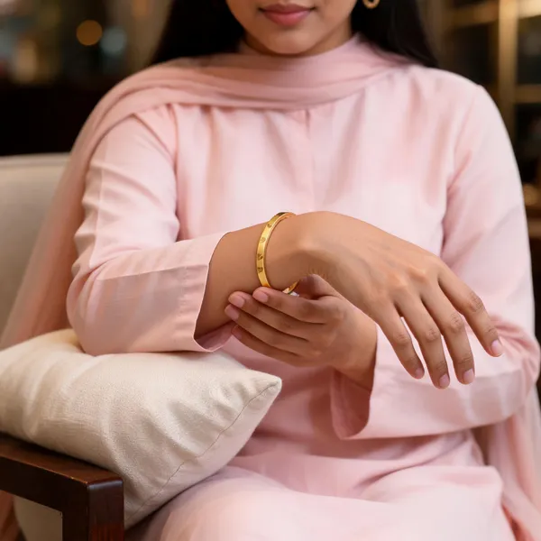 Ilanja_Golden_Heart_Design_Bangle_Bracelet_for_Women