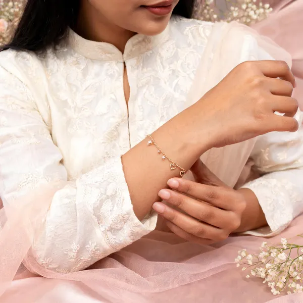 Ilanja_Gold_Heart_Charm_Bracelet_for_Women