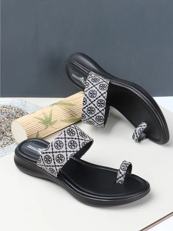Casual_Slip_On_Flat_Slippers_(White)