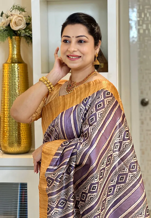 Soft_Tussar_Silk_sarees_with_Beautiful_Print_With_Attractive_Pallu_&_Zari_Border_And_Contrast_Print_Blouse_With_Tassels