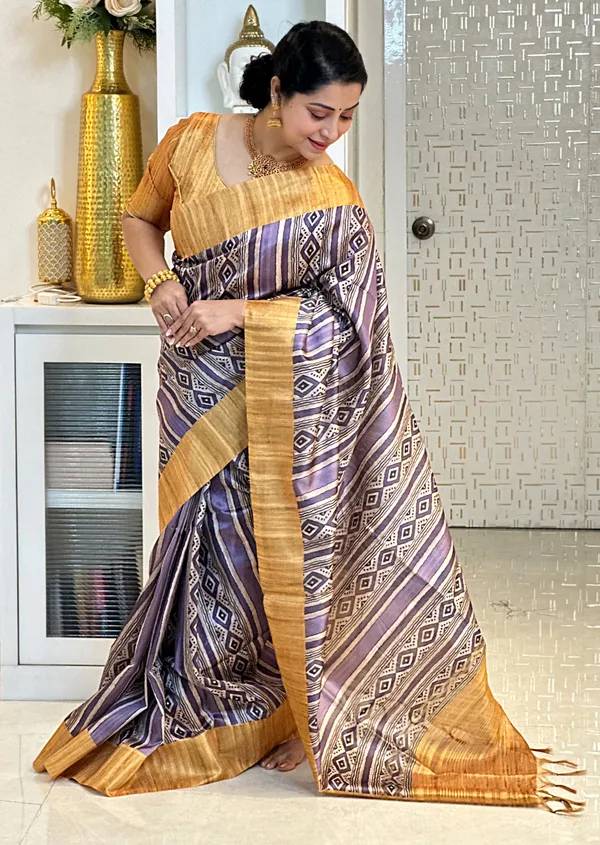 Soft_Tussar_Silk_sarees_with_Beautiful_Print_With_Attractive_Pallu_&_Zari_Border_And_Contrast_Print_Blouse_With_Tassels