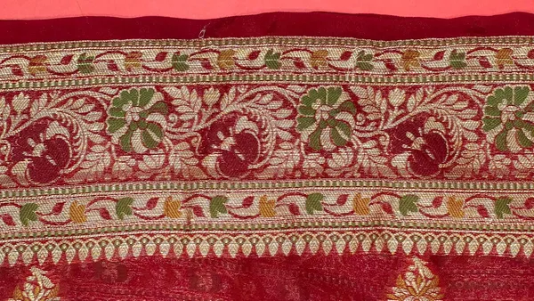 Humairah_Pure_Handloom_Red_Chiffon_Mina_Zari_Booti_with_Resham_Golden_Zari_Kadiyal_Banarasi_Mina_Border_with_Red_Blouse
