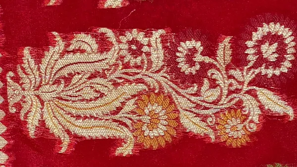 Humairah_Pure_Handloom_Red_Chiffon_Mina_Zari_Booti_with_Resham_Golden_Zari_Kadiyal_Banarasi_Mina_Border_with_Red_Blouse