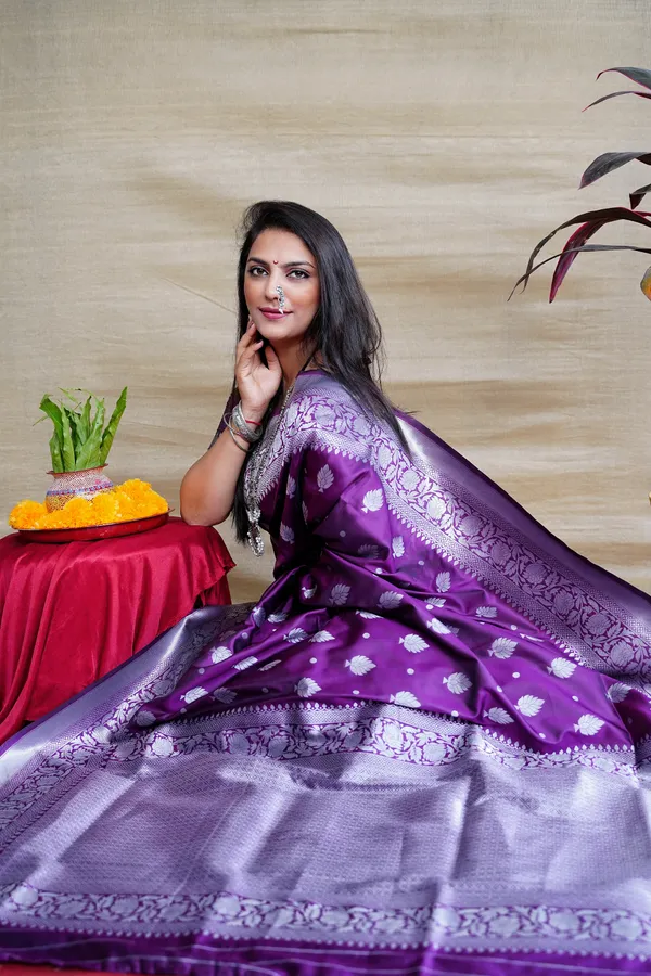 Wine_Colour_Pure_Banarasi_Silk_Saree_With_Rich_Pallu_And_Unstiched_Blouse_Piece.